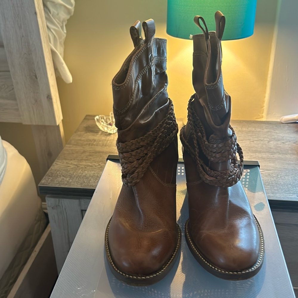Dingo brown leather western style boot. Size 7